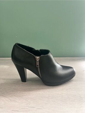White Mountain Black Ankle Booties Women’s Size 5.5